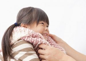 Quàng Khăn quanh cổ giúp giữ ấm cho bé, đỡ viêm họng và hô hấp